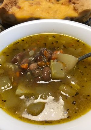 Суп з квасолі та кабачків