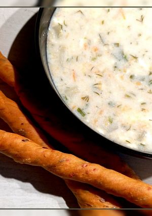 Суп з плавленим сиром, яйцями, шпинатом і кукурудзяною крупою