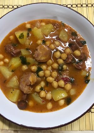 Суп з нутом та ковбасками