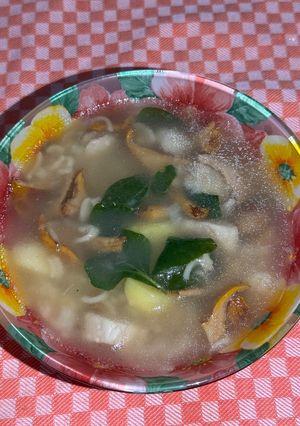 Суп з лисичок, білих грибів та шпинату