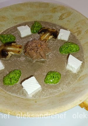 Суп із печериць з потрошкамита песто/Mushroom soup with gibletsand pesto