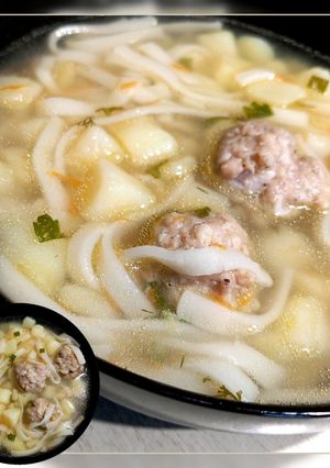 Суп з фрикадельками і яєчною локшиною