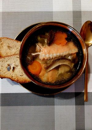 Суп з хребтами червоної риби та сухими грибами