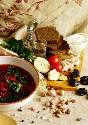 Червоний борщ з квасолею та чорносливом