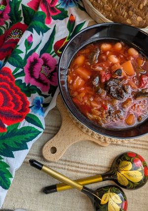 Український борщ з білими грибами, молодою капустою та чорносливом