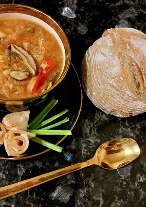 Борщ з молодою капустою та сушеними грибами