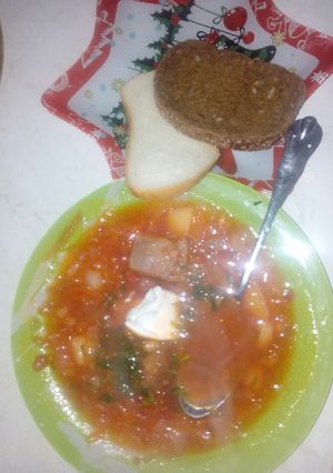 Домашний, красный борщ