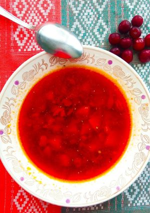 Червоний борщ з вишнями