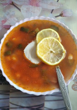 Прекрасна солянка з кабаносами, мисливськими ковбасками, сосисками і квашеними огірками