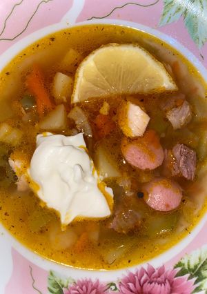 Солянка з м’ясом та сосисками