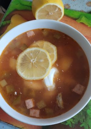 Солянка збірна м'ясна з куркою, ковбасою салямі, квашеними огірками і лимоном