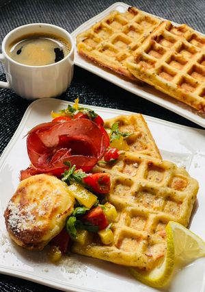 Вафлі-піца з шинкою, сиром та зеленню!