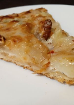 Десертная пицца с грушей и сыром