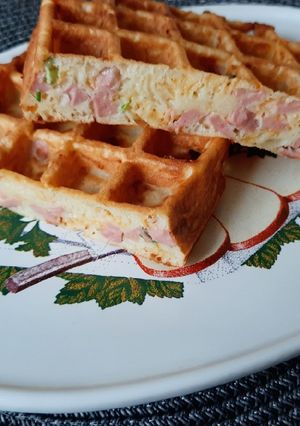 Вафлі - піца з ковбасою, сиром та зеленню