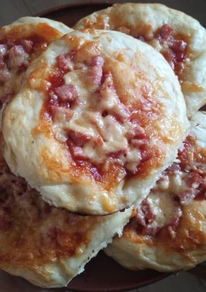 Порційні піци з салямі та сухими дріжджами