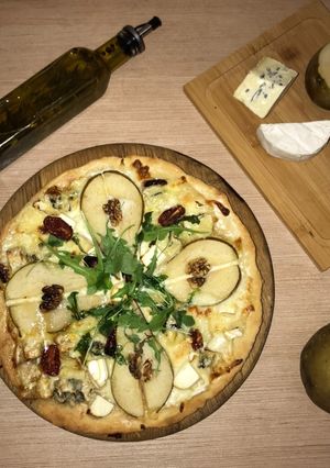 Піца Б‘янка з грушею і 4 сирами