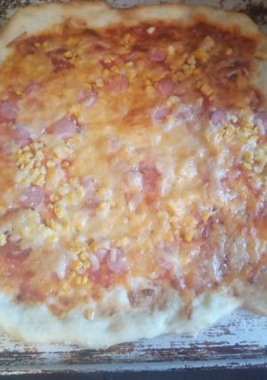 Піца Маргарита або якась інша піца з тонким тістом