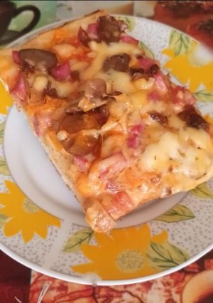 Піца з ковбасою, цибулею і грибами