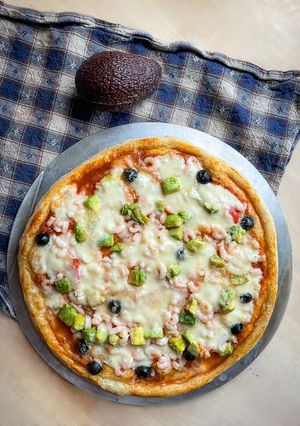 Піца з креветками та авокадо