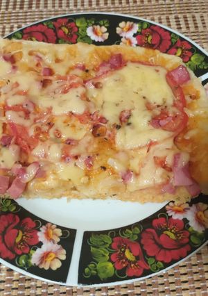 Піца з ковбасою і маринованою цибулею