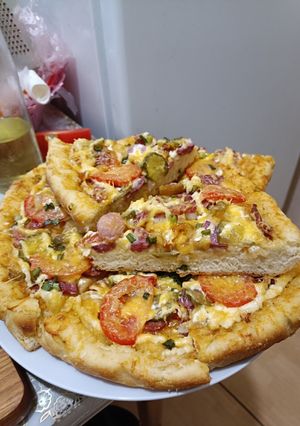 Піца з ковбасою і помідорами