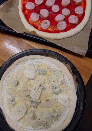 Піца з 4 сирами, грушею та медом