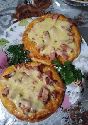 Піца з ковбасою