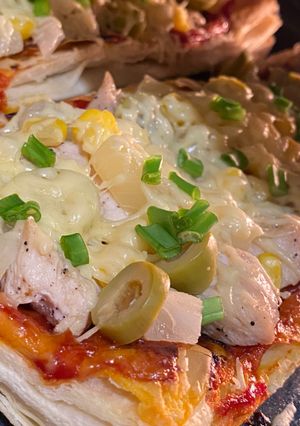 Піца з ананасами і куркою