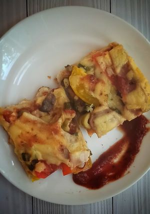 Піца з оливками, бужениною та овочами