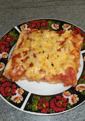 Піца з шинкою і ананасом