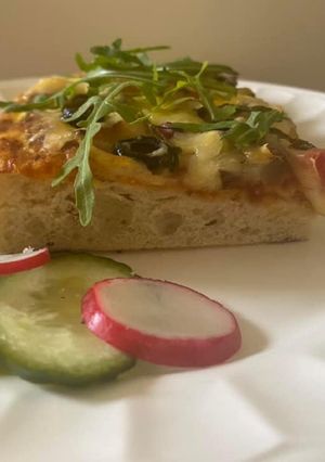 Піца з оливками і руколою