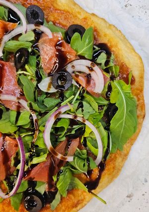 Піца з червоною рибою