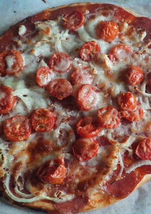 Піца з салямі та томатами