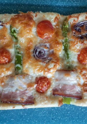 Піца зі спаржею та беконом