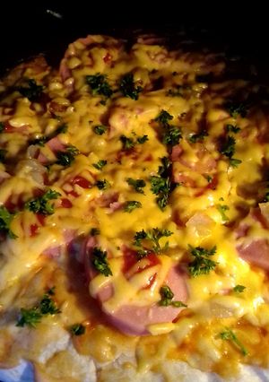 Піца зі смаженою цибулею, бужениною, перцем