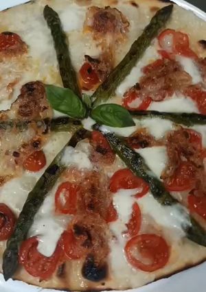 Піца зі спаржею