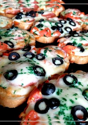 Піца на батоні з сардельками, помідорами та маслинами