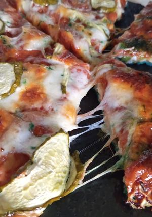 Піца на вафельних коржах з курячим філе і зеленим горошком