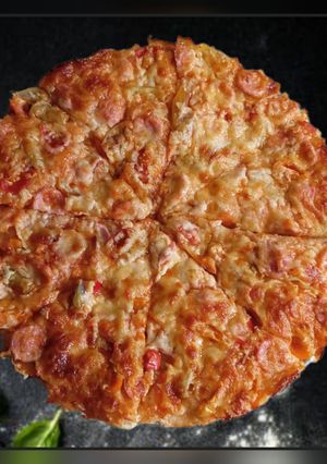 Піца на дріжджовому тісті з томатами чері, моцарелою і сосисками