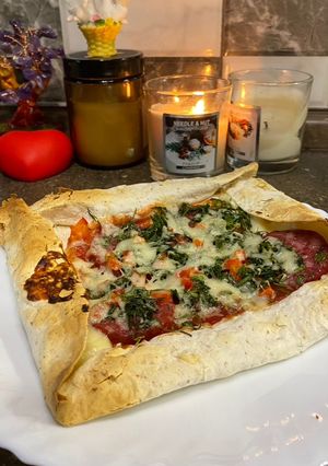 Піца на лаваші з сирними бортиками