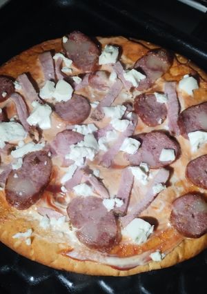 Піца на заготовці з бринзою і копченостями