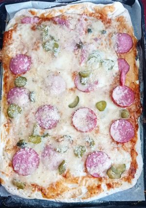 Піца пікантна з соленим огірком і пармезаном