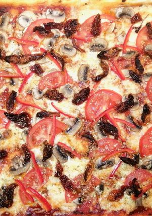 Піца із в'яленими томатами та печерицями