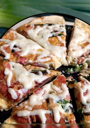 Піца-омлет на піті з ковбаскою і цибулею порей