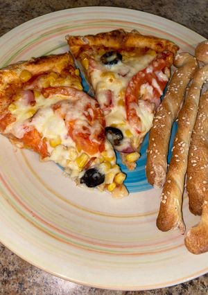 Смачнюща піца і хлібні палички