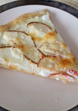 Солодка піца з грушею, яблуком та сиром дор-блю