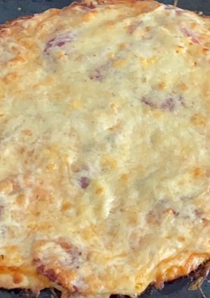 Соковита смачна піца на хрумкому тісті