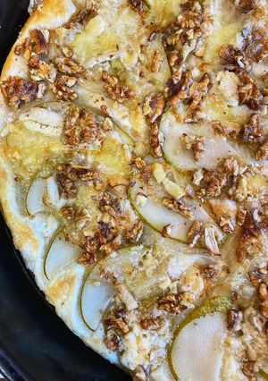 Солодка піца (з грушею і сиром брі)