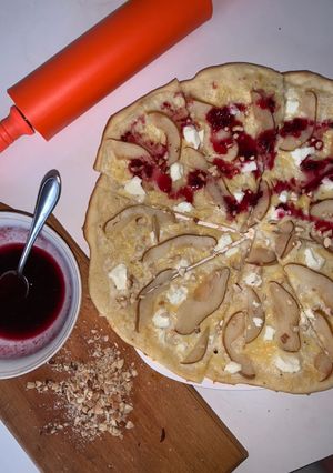 Сливочная пицца с грушей и фетой