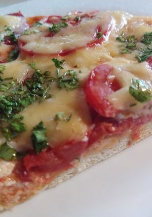 Тоненькая пицца с салями